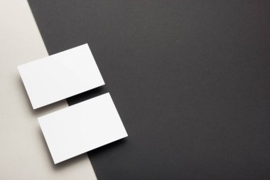 Tahta arka planda kartvizit boş. Şirket Kırtasiyesi, Marka Model. Yaratıcı tasarımcı masası. Düz yatıyordu. Metin için alanı kopyala