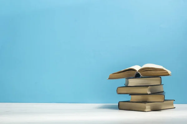 Samenstelling met vintage oude hardback boeken, dagboek, geventileerde pagina 's op houten dektafel en rode ondergrond. Boeken stapelen zich op. Terug naar school. Begrepen Ruimte. Onderwijs achtergrond. — Stockfoto