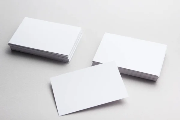 Tarjeta de visita en blanco sobre fondo de madera. Papelería corporativa, Branding Mock-up. Escritorio de diseño creativo. Acostado. Copiar espacio para texto — Foto de Stock