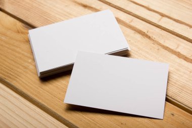 Tahta arka planda kartvizit boş. Şirket Kırtasiyesi, Marka Model. Yaratıcı tasarımcı masası. Düz yatıyordu. Metin için alanı kopyala