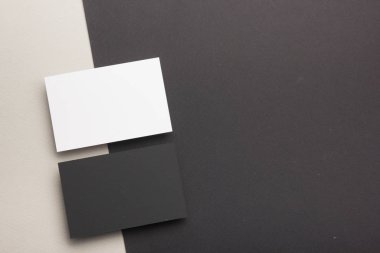 Tahta arka planda kartvizit boş. Şirket Kırtasiyesi, Marka Model. Yaratıcı tasarımcı masası. Düz yatıyordu. Metin için alanı kopyala