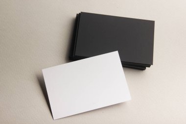 Tahta arka planda kartvizit boş. Şirket Kırtasiyesi, Marka Model. Yaratıcı tasarımcı masası. Düz yatıyordu. Metin için alanı kopyala