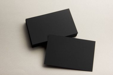 Tahta arka planda kartvizit boş. Şirket Kırtasiyesi, Marka Model. Yaratıcı tasarımcı masası. Düz yatıyordu. Metin için alanı kopyala