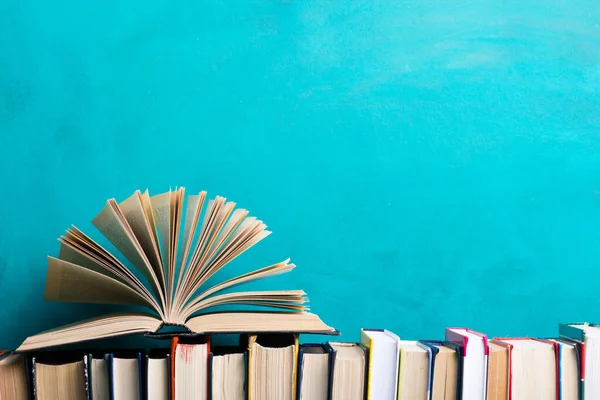 Composición con antiguos libros antiguos de tapa dura, diario, páginas ventiladas en la mesa de madera y fondo rojo. Libros apilados. De vuelta a la escuela. Copiar espacio. Formación profesional . —  Fotos de Stock