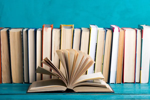 Samenstelling met vintage oude hardback boeken, dagboek, geventileerde pagina 's op houten dektafel en rode ondergrond. Boeken stapelen zich op. Terug naar school. Begrepen Ruimte. Onderwijs achtergrond. — Stockfoto