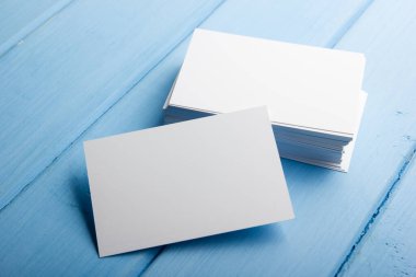 Mavi ahşap arka planda kartvizit boş. Şirket Kırtasiyesi, Marka Model. Yaratıcı tasarımcı masası. Düz yatıyordu. Metin için alanı kopyala