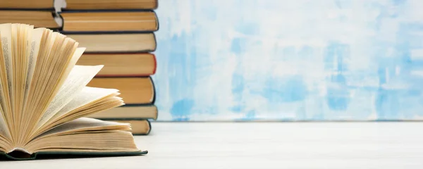 Composición con libros antiguos antiguos antiguos de tapa dura, diario, páginas ventiladas sobre mesa de madera y fondo abstracto. Libros apilados. De vuelta a la escuela. Copiar espacio. Formación profesional . — Foto de Stock