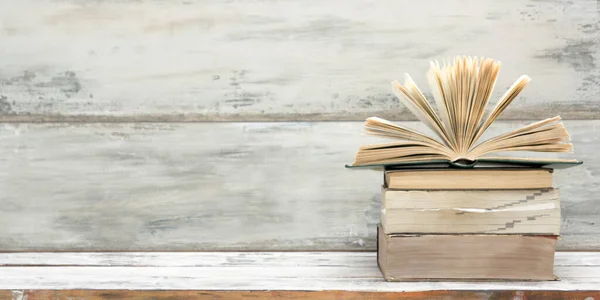 Composição com livros antigos vintage hardback, diário, páginas ventiladas na mesa de deck de madeira e fundo abstrato. Livros a empilhar. De volta à escola. Espaço Copiar. Fundo de educação . — Fotografia de Stock