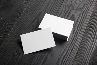 Siyah tahta arka planda kartvizit boş. Şirket Kırtasiyesi, Marka Model. Yaratıcı tasarımcı masası. Düz yatıyordu. Metin için alanı kopyala