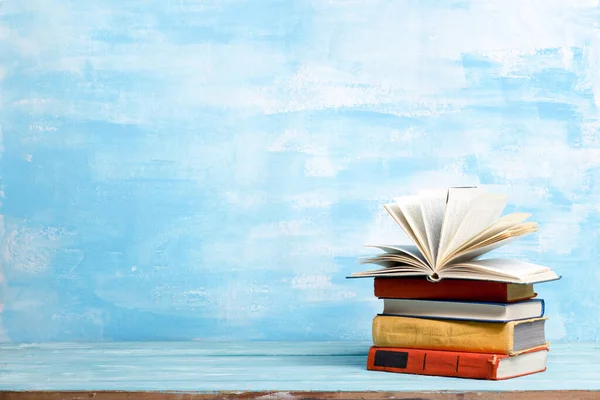 Composición con antiguos libros antiguos de tapa dura, diario, páginas ventiladas en la mesa de madera y fondo rojo. Libros apilados. De vuelta a la escuela. Copiar espacio. Formación profesional . —  Fotos de Stock