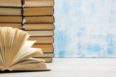 Tahta masadaki kitaplar ve soyut arka plan. Eğitim geçmişi. Uzayı kopyala Okula geri dön..