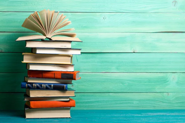 Libros sobre mesa de escritorio de madera y fondo abstracto. Formación. Copiar espacio. Regreso a la escuela . — Foto de Stock