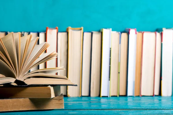 Libros sobre mesa de escritorio de madera y fondo abstracto. Formación. Copiar espacio. Regreso a la escuela . — Foto de Stock