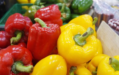 Taze kırmızı, sarı ve yeşil capsicum Kota Kinabalu, Sabah pazarında satışta..                         