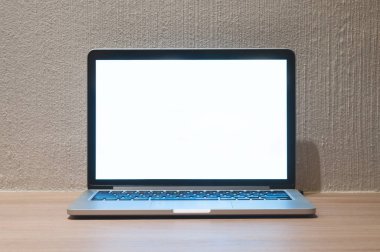 Laptop ile parlayan beyaz boş ekranda ahşap masa.