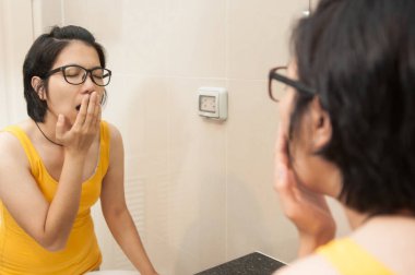 Asyalı kız uykulu hissediyorum.