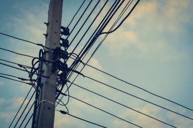 Elektrik yazı ile gök.