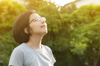 Mutluluk Asya gözlük kadın.