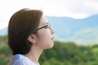 Balkon ayakta ve taze hava nefes Asyalı kadın.