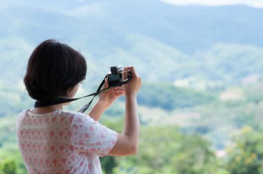 Genç Asyalı kadın holding kamera.