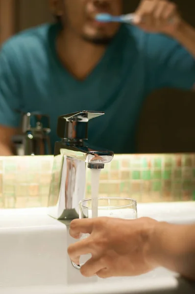 Gros plan de la main tient un verre d'eau . — Photo