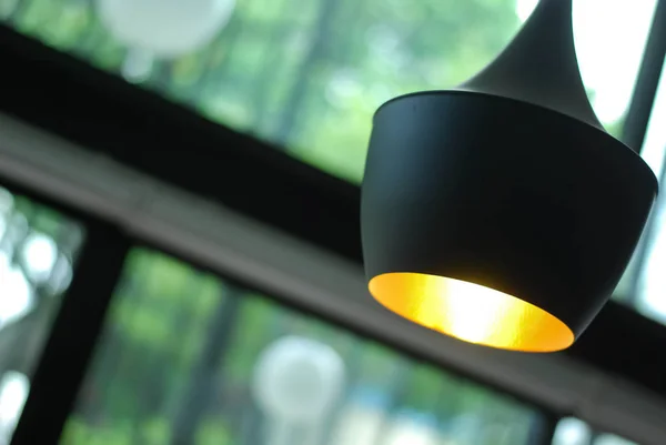 Zwarte hanglamp — Stockfoto
