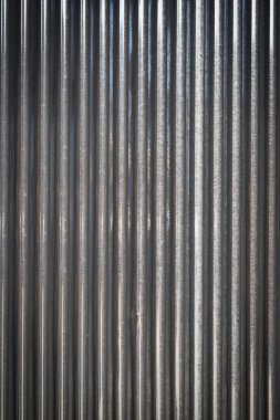 Arka plan gri oluklu.