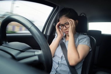 arabanın içinde baş ağrısı.