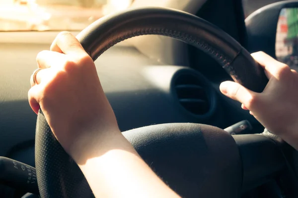 Ręce kobiety trzymając kierownicę. — Zdjęcie stockowe