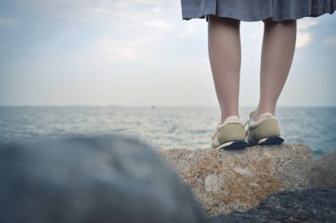 Kayanın üzerinde duran kadın Gezgin.