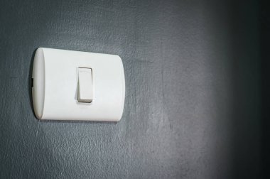 anahtarı üzerinde koyu mavi duvar aydınlatma.