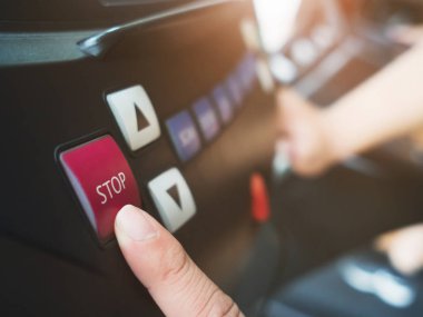 koşu bandı üzerinde dur düğmesine basıyorum adam parmak.