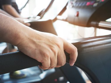 adam bir gy dışarı çalışırken koşu bandı makineye tutan eller