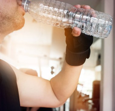 adam el eldiven şişe su spor salonunda holding.