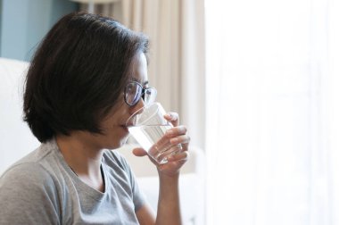 Asya gözlük kadın içme suyu. 