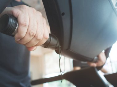 Koşu bandı makineye holding adam eller yukarı kapatın.