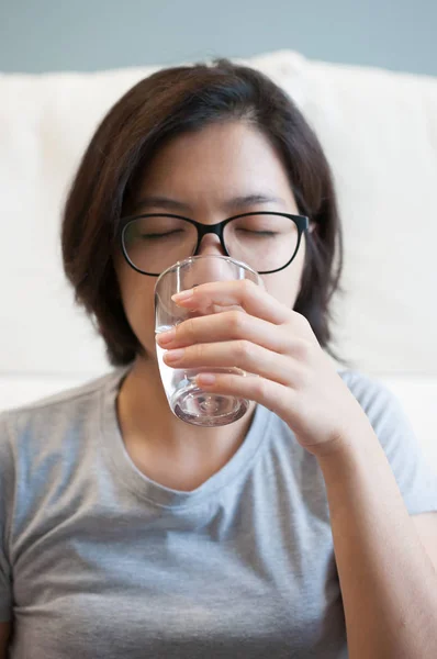 Азиатские очки женщина пьет воду . — стоковое фото