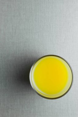 Cam kumaş doku zemin üzerine portakal suyu.