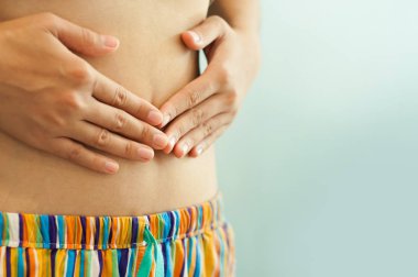 Kadın el karnı üzerinde kapatın. 