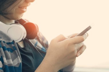 Smartphone kullanarak kulaklık ile Asyalı kız.