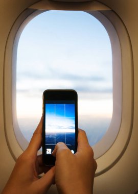 Eller kadın smartphone ile gökyüzü fotoğraf çekmek.