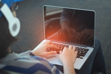 Kadın el laptop çalışma için kullanma.