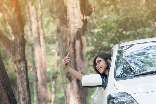 Asiatiska resenären kvinna tar photowith mobiltelefon — Stockfoto