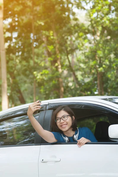 Asiatiska resenären kvinna tar photowith mobiltelefon — Stockfoto