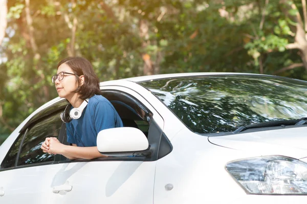 Asiatiska resenären kvinna andas frisk naturliga luft — Stockfoto