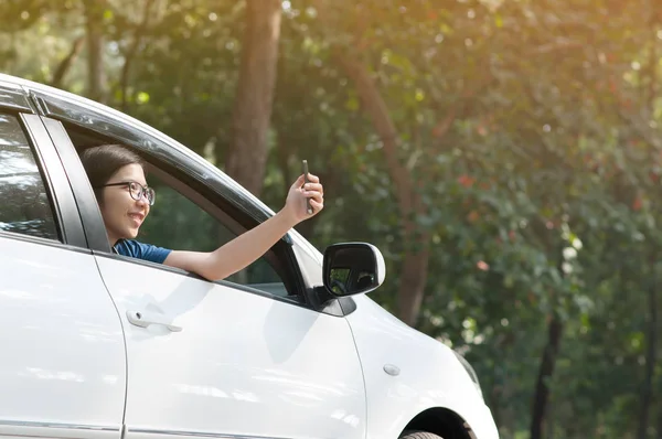 Asiatiska resenären kvinna tar photowith mobiltelefon — Stockfoto