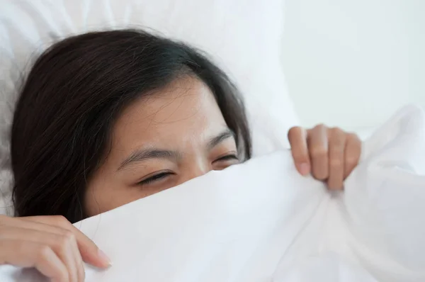 Felicidade da jovem mulher asiática deitada com cobertor na cama . — Fotografia de Stock