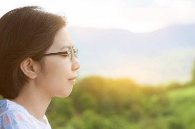 Balkon ayakta ve taze hava nefes Asyalı kadın.