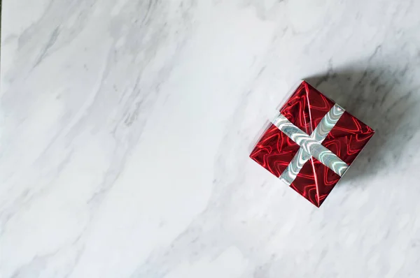 Geschenkboxen in rotem Eimer auf weißem Marmorhintergrund. — Stockfoto