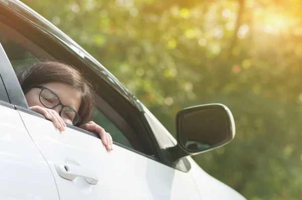 Asiatiska resenären kvinna vilar och lever eller sova i en bil — Stockfoto